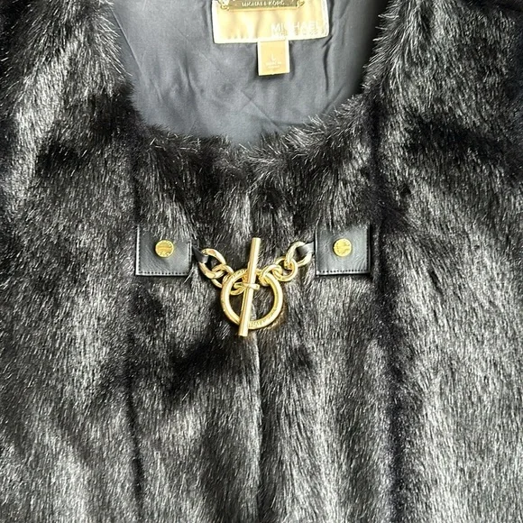 Women’s Michael Kors black faux fur vest with gold link details size large - Picture 4 of 8